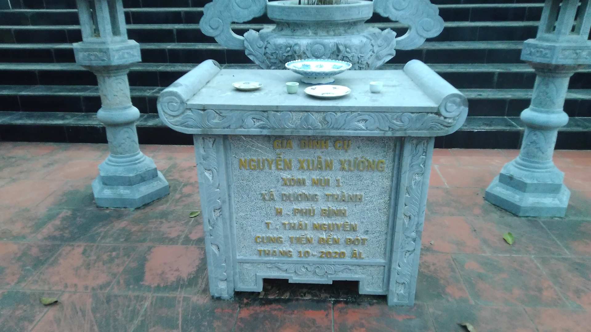 3_Cây Hương Trước Đền.jpg